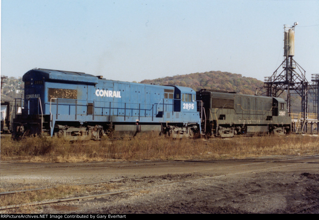 CR U25B #2507 with CR U33B #2895